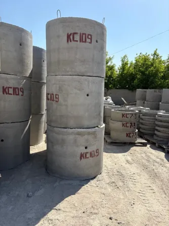 Круглые бетонные элементы на строительной площадке