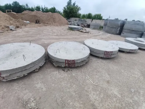 Круглые бетонные элементы на строительной площадке