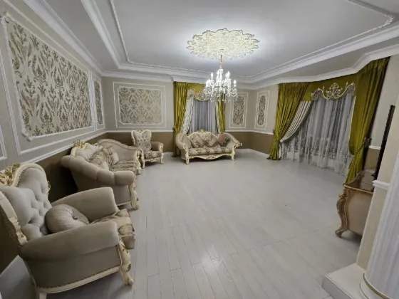 Просторная и элегантная столовая с мебелью из темного дерева и красивым освещением