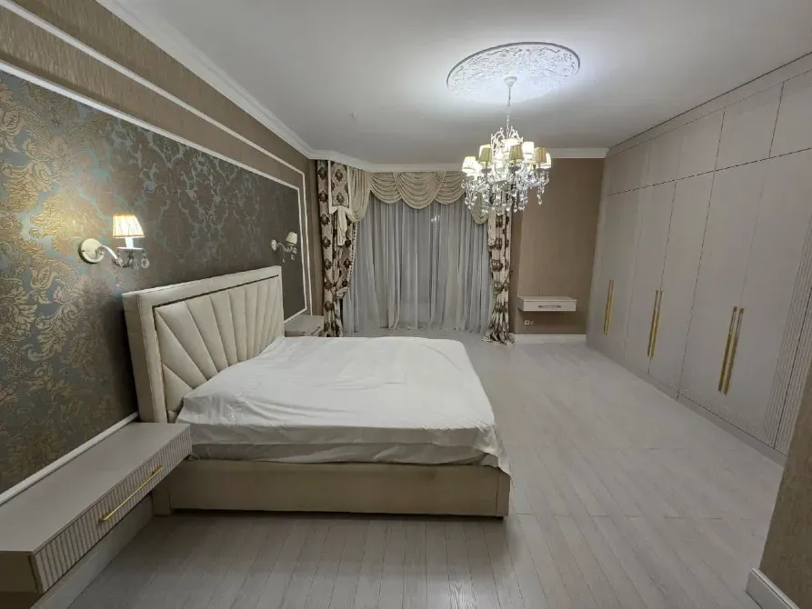 С moderna спальня с большой кроватью и светлыми тонами