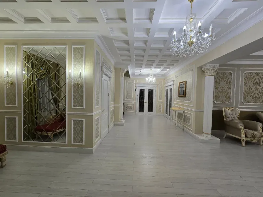 Уютный уголок на лестнице с обильным естественным светом