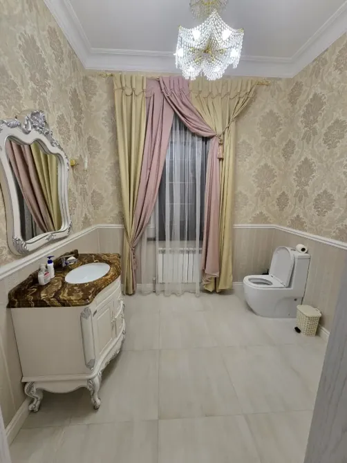 Уютная ванная комната с красивой отделкой и освещением
