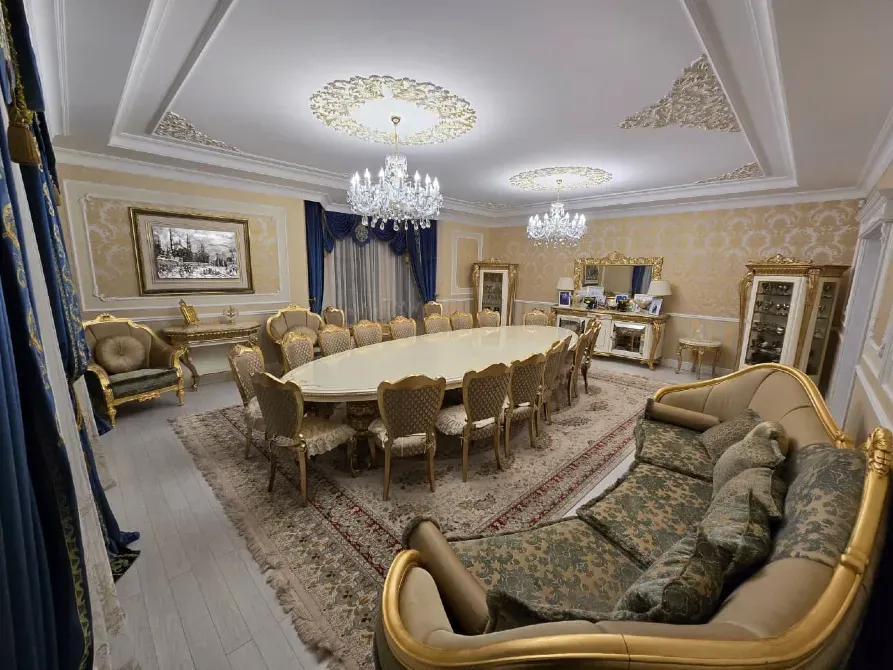 Элегантная столовая с большим столом для торжеств и стильной обстановкой