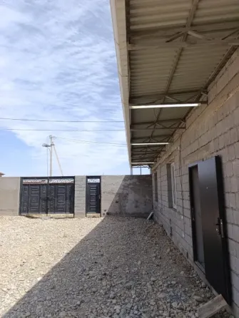 Картинка с железной крышей и зданием с черной дверью