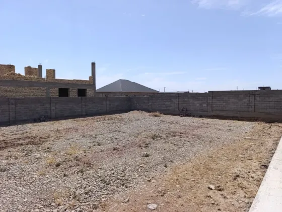 Картинка с железной крышей и зданием с черной дверью