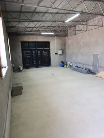 Картинка с железной крышей и зданием с черной дверью