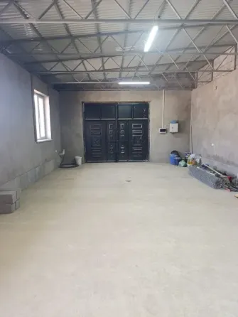 Картинка с железной крышей и зданием с черной дверью