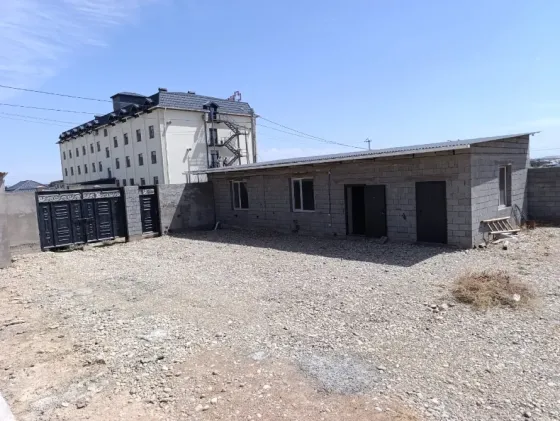 Картинка с железной крышей и зданием с черной дверью