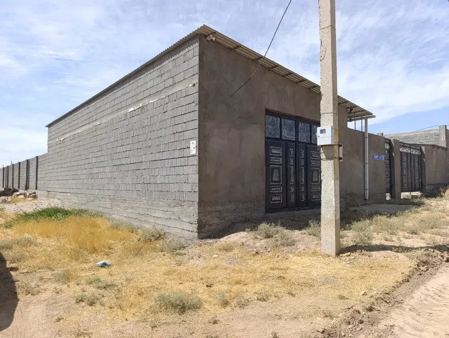 Қара есіктері бар ғимарат пен жанына орналастырылған бағана