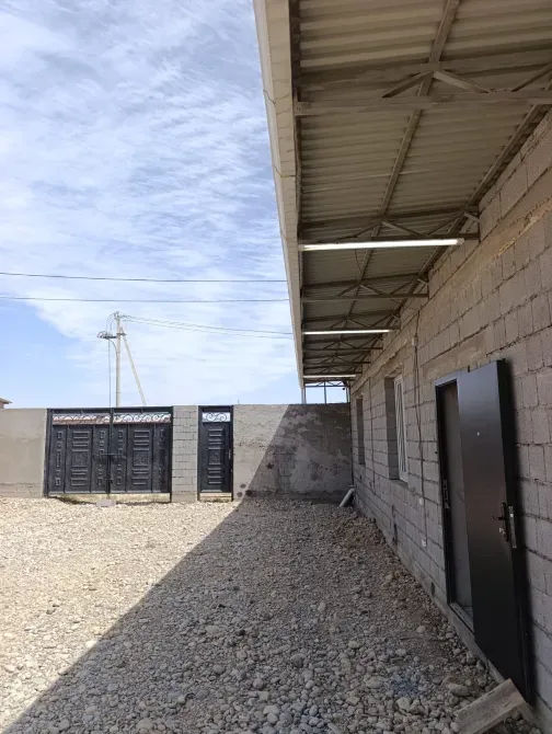 Темір шатыр мен қара есігі бар ғимаратпен бейне