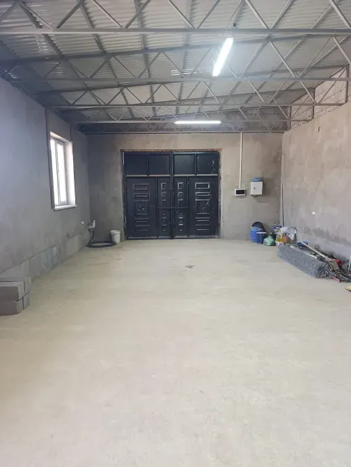 Қара есіктер мен жарықтандырумен жабдықталған ішкі кеңістік