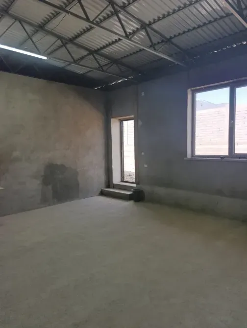 Терезелері мен қызыл перделері, минималды жиһазы бар бөлме