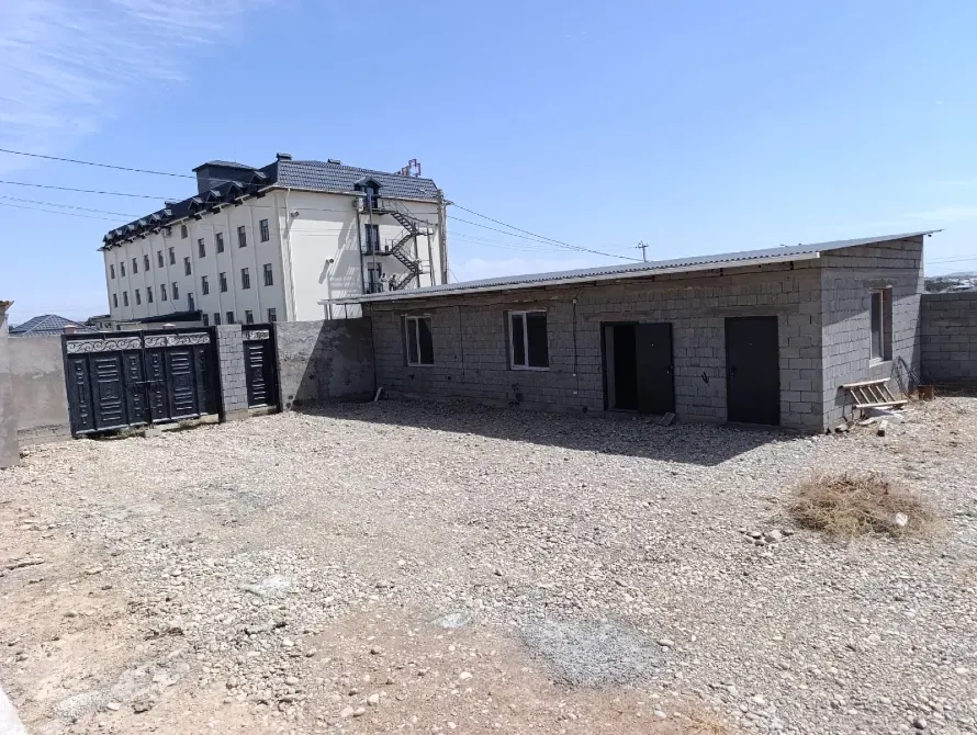 Алдыңғы пландағы қара есігі бар ғимараттар алаңы