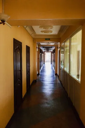 Гостиница Алтай на фоне гор