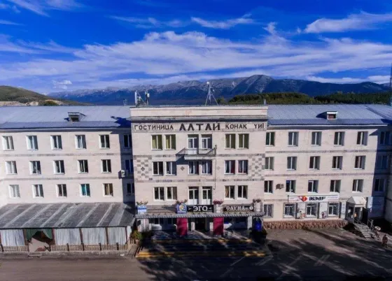 Гостиница Алтай на фоне гор