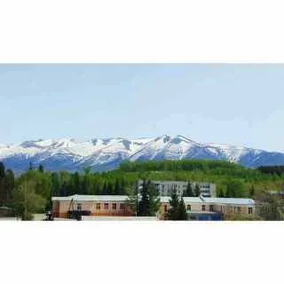 Гостиница Алтай на фоне гор