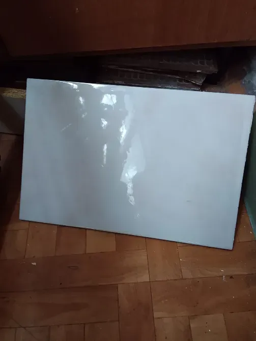 Пластиковая гладкая панель на деревянном полу