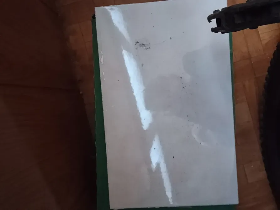 Плоская поверхность в белом цвете