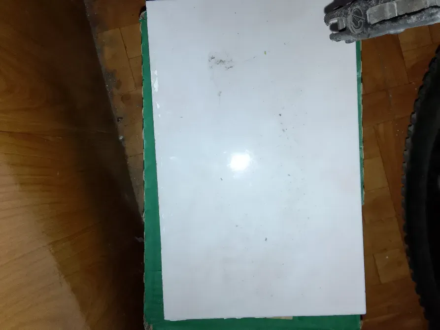 Плоская поверхность с деталями велосипеда рядом