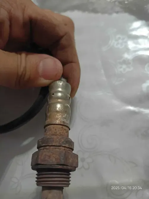 Боковая часть датчика кислорода в руке