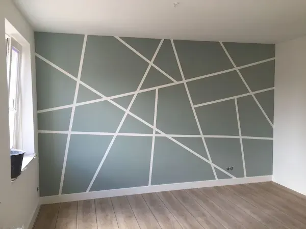 Стена с геометрическим узором и серым фоном