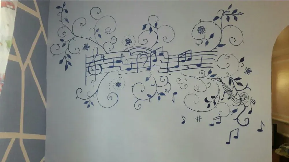 Стена с музыкальными нотами и растительными мотивами в синих тонах