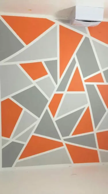 Стена с абстрактными оранжевыми, серыми и белыми фигурами