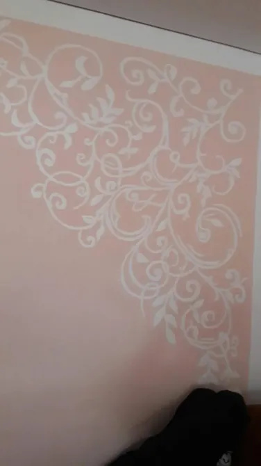 Стена с белыми завитками на розовом фоне