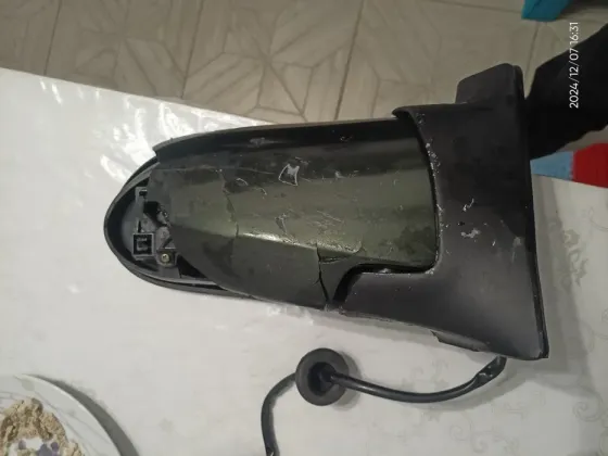 Зеркало автомобиля с отражением на поверхности