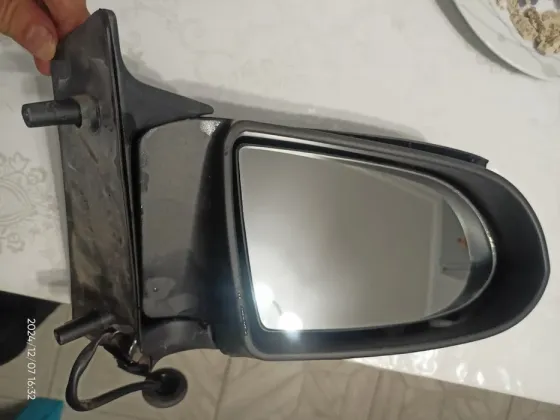 Зеркало автомобиля с отражением на поверхности