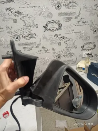 Зеркало автомобиля с отражением на поверхности