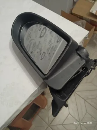 Зеркало автомобиля с отражением на поверхности