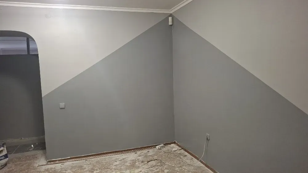 Декоративті бояумен боялған сұр реңктердегі қабырғалар мен бөлмедегі бұрыштық жоспар