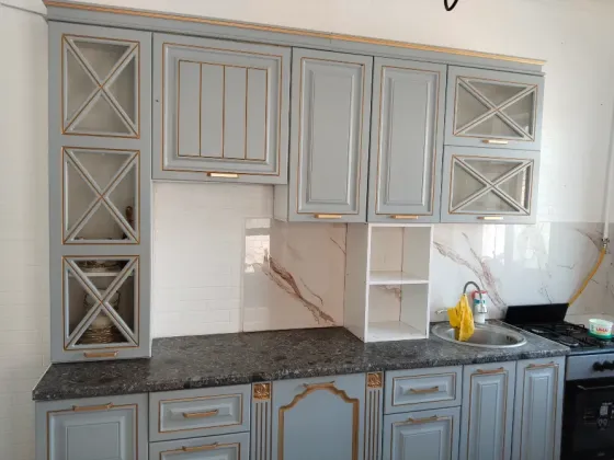 Заманауи ас үй сұр-көк шкафтармен және мәрмәр үстелшесімен