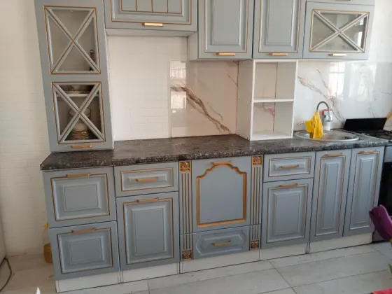 Заманауи ас үй сұр-көк шкафтармен және мәрмәр үстелшесімен