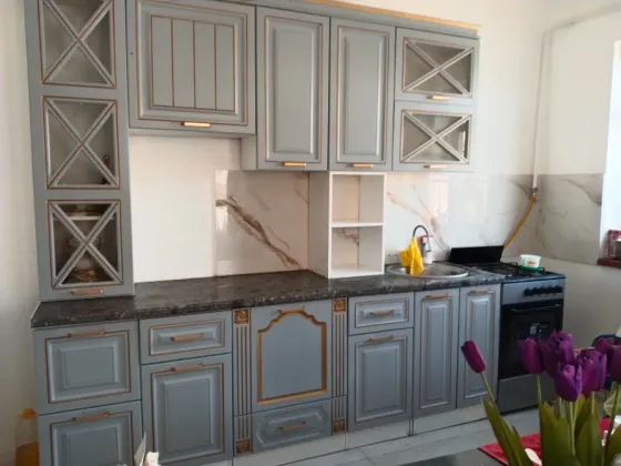 Заманауи ас үй сұр-көк шкафтармен және мәрмәр үстелшесімен