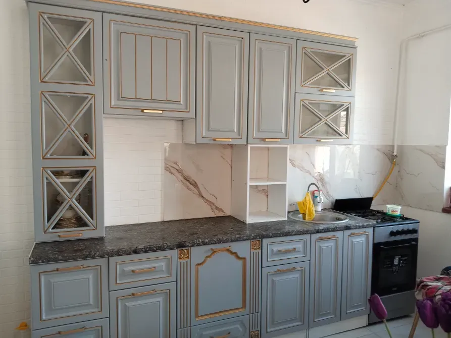 Современная кухня с элементами классического стиля, зеркальными витринами