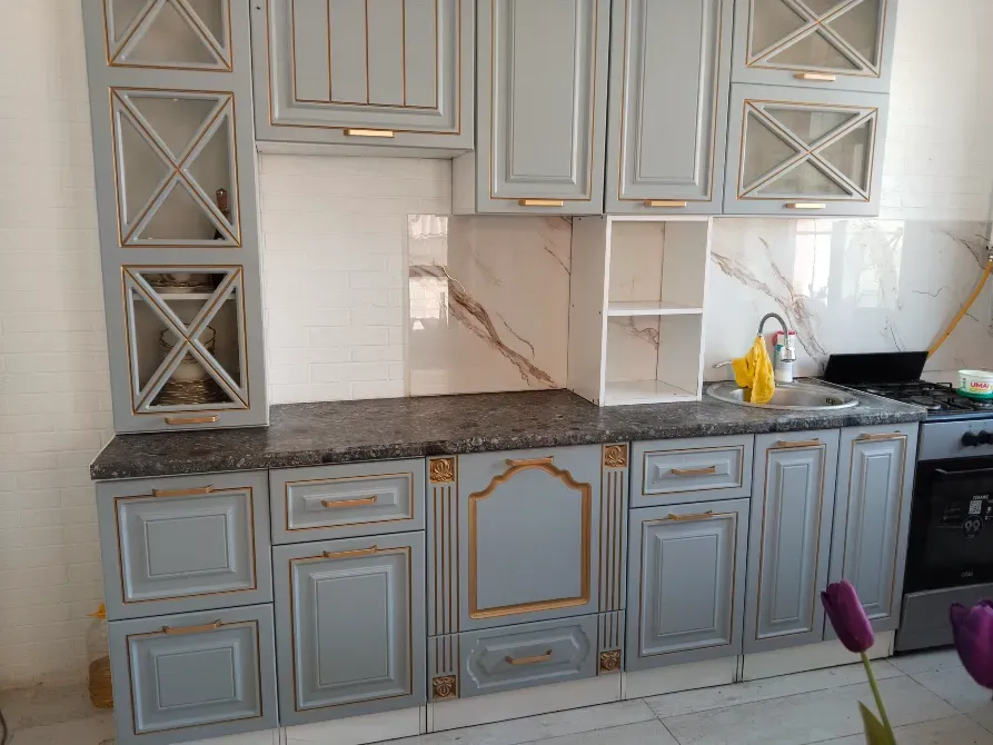 Просторная кухня с открытыми и закрытыми полками, встроенной раковиной и плитой