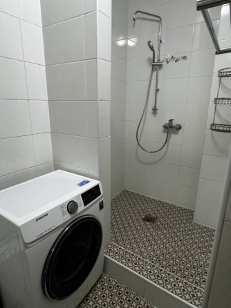 Столовая с длинным столом и стульями, украшенная картинами