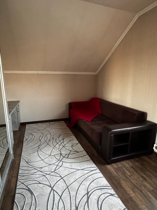 Комната с диваном и ковром, оформленная в светлых тонах