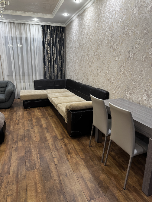 Гостиная с угловым диваном и столом