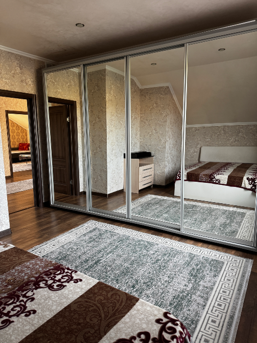 Спальня с зеркальным шкафом и ковром