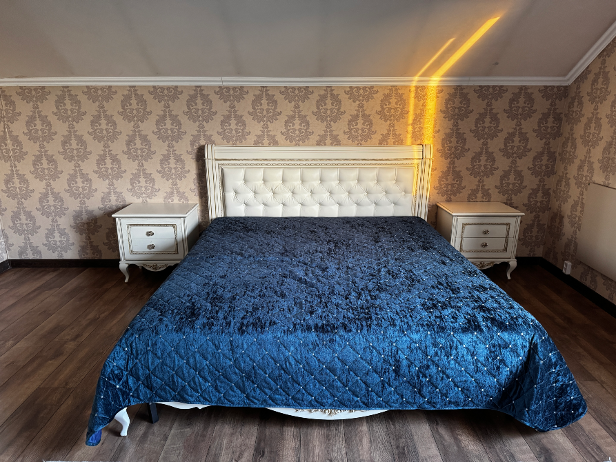 Спальня с белой кроватью и контрастным покрывалом