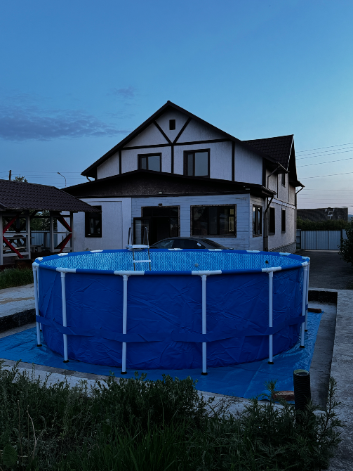 Дом с бассейном на заднем дворе