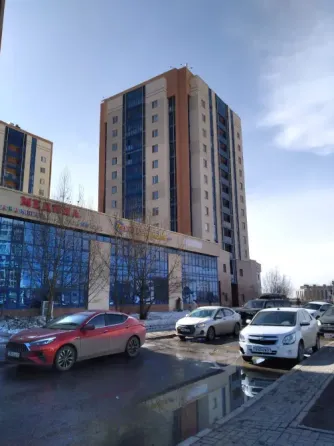 Длинный коридор с дверью и полкой для хранения