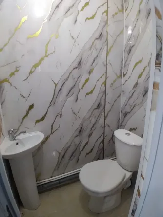 Длинный коридор с дверью и полкой для хранения