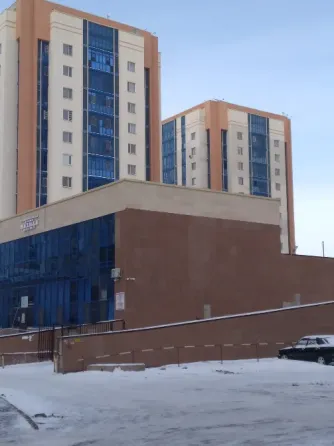 Длинный коридор с дверью и полкой для хранения