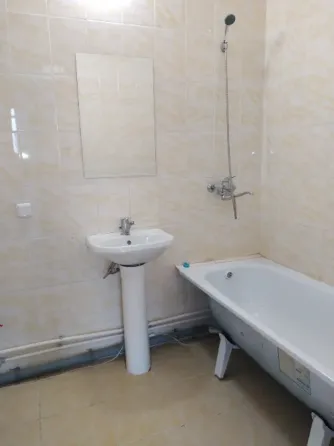 Длинный коридор с дверью и полкой для хранения