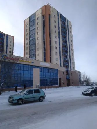 Длинный коридор с дверью и полкой для хранения