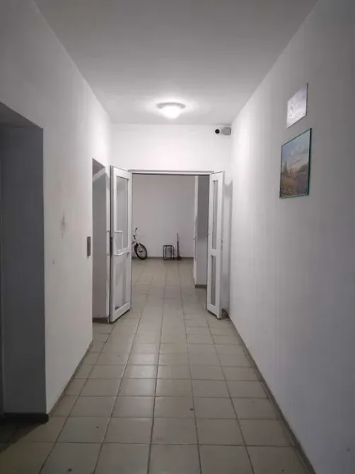 Ванная комната с ванной и стиральной машиной